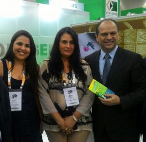 Durante o congresso em Fortaleza, realizado em junho, o ministro da Saúde, Ricardo Barros, recebeu o DengueTech da pesquisadora Elizabeth Sanches (centro), responsável pelo desenvolvimento do larvicida de origem biológica