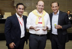 Paulo Skaf com Sylvio Gomide (esq.) e Rodrigo Perez (centro), vencedor do oitavo Concurso Acelera Startup, da Fiesp (Foto: Ayrton Vignola/Fiesp)