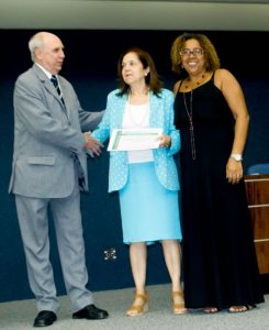 Coordenador-executivo do GesPública no Rio de Janeiro, Luiz Bergamini, entregou o certificado à Coordenadora de Qualidade de Farmanguinhos, Shirley Trajano. Ao lado dela, a ex-coordenadora de Qualidade da Fiocruz, Miram Cohen