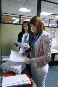 Laura Lamas (à frente) e Linéia Demarque estão usando a sala da Chefia de Gabinete como base de apoio na organização da documentação solicitada pelas inspetoras da OMS