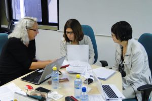 Iveta Streipa (esq.) e Gabriela Vodoya (dir.) analisam, juntamente com Cristina Millen, a documentação técnica