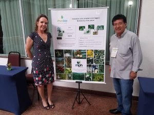 Cristina Ropke (Phytobios) e Juan Revilla - Instituto Nacional de Pesquisas da Amazônia (INPA). Este é um exemploi de como a indústria privada pode colaborar com a área pública (Foto: Alexandre Matos)