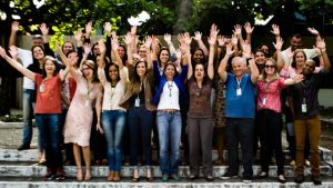 Profissionais de outros setores e integrantes da Coordenação da Gestão da Qualidade (CGQ) se juntaram à Gerente da área, Shirley Trajano (de blusa marrom, à direita, na frente) na comemoração de mais esta conquista