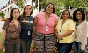 Responsável pelo Setor de Programas de Qualidade da CGQ, Giovana Assunção (de amarelo) acompanhada por Shirley Trajano, Michele Villardi, Juliana Lopes e Ester Ponciano