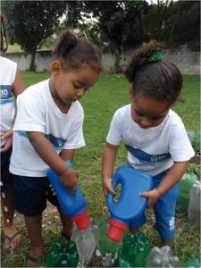 Desde cedo, as crianças da creche Nise da Silveira aprendem a cuidar da horta e a produzir seu próprio alimento (Foto: Arquivo/Creche Nise da Silveira)