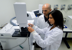 Helvécio Rocha e Lívia Prado usam nanotecnologia no desenvolvimento do efavirenz dispersível em água (Foto: Edson Silva)