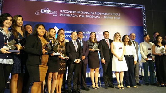 Ao centro, Amanda Valverde com os demais homenageados na cerimônia de entrega do Prêmio de Incentivo em Ciência e Tecnologia para o SUS (Foto: arquivo)