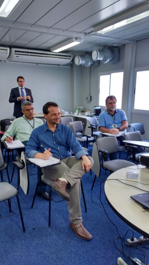 Heros (primeiro plano) anota atentamente as observações do apontadas por Jorge Magalhães (Foto: Wanise Barroso)